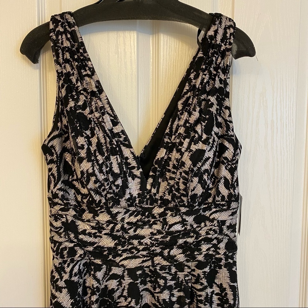 Betsy & Adam Shimmering Floral-Lace V-neck Sleeveless Gown in Black/Gunmetal Sz4 - Picture 5 of 10